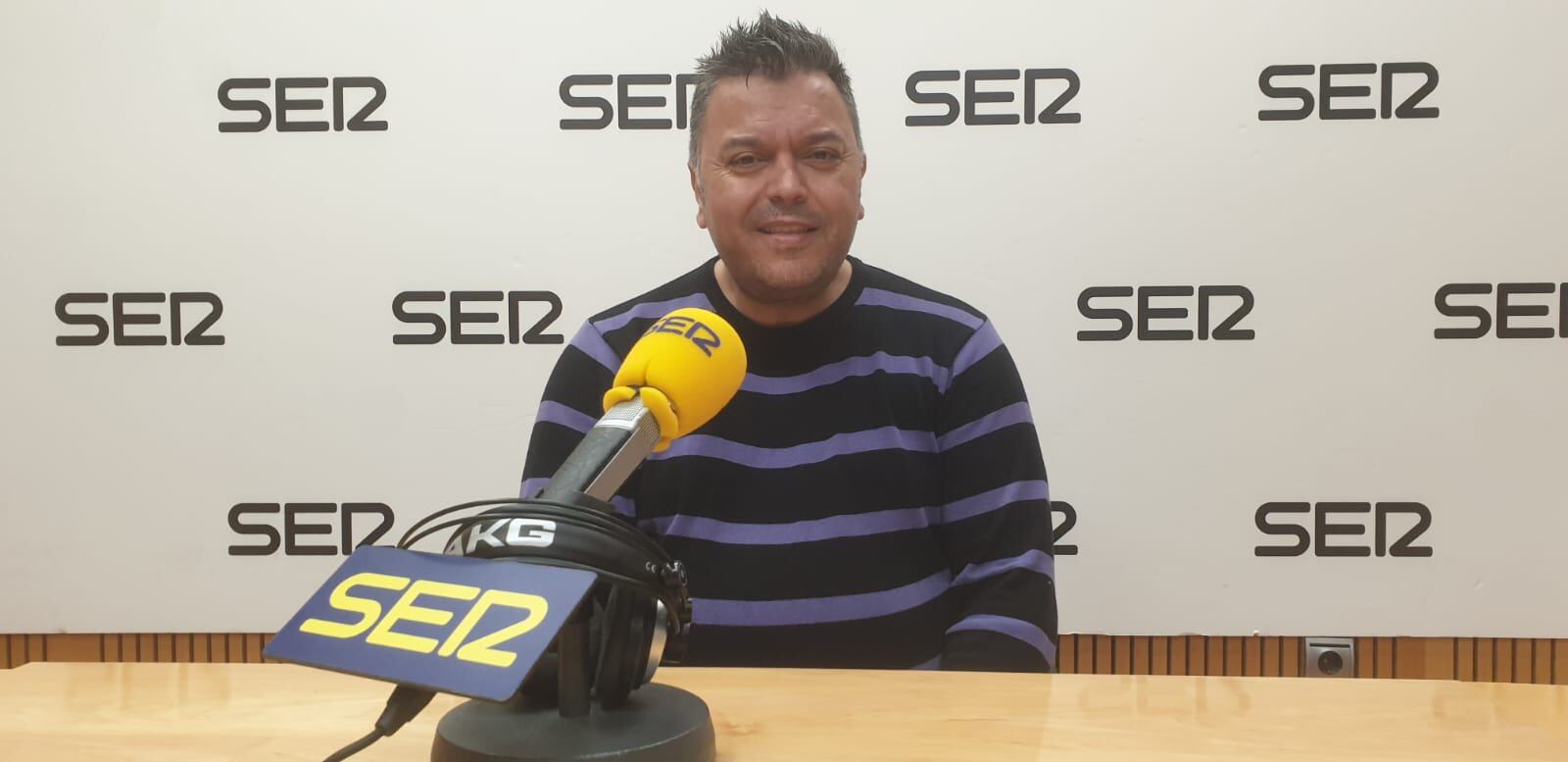 Lucas Fernández en los estudios de Radio Murcia Cadena SER