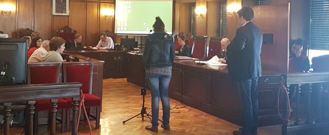 Imagen de la chica testificando 