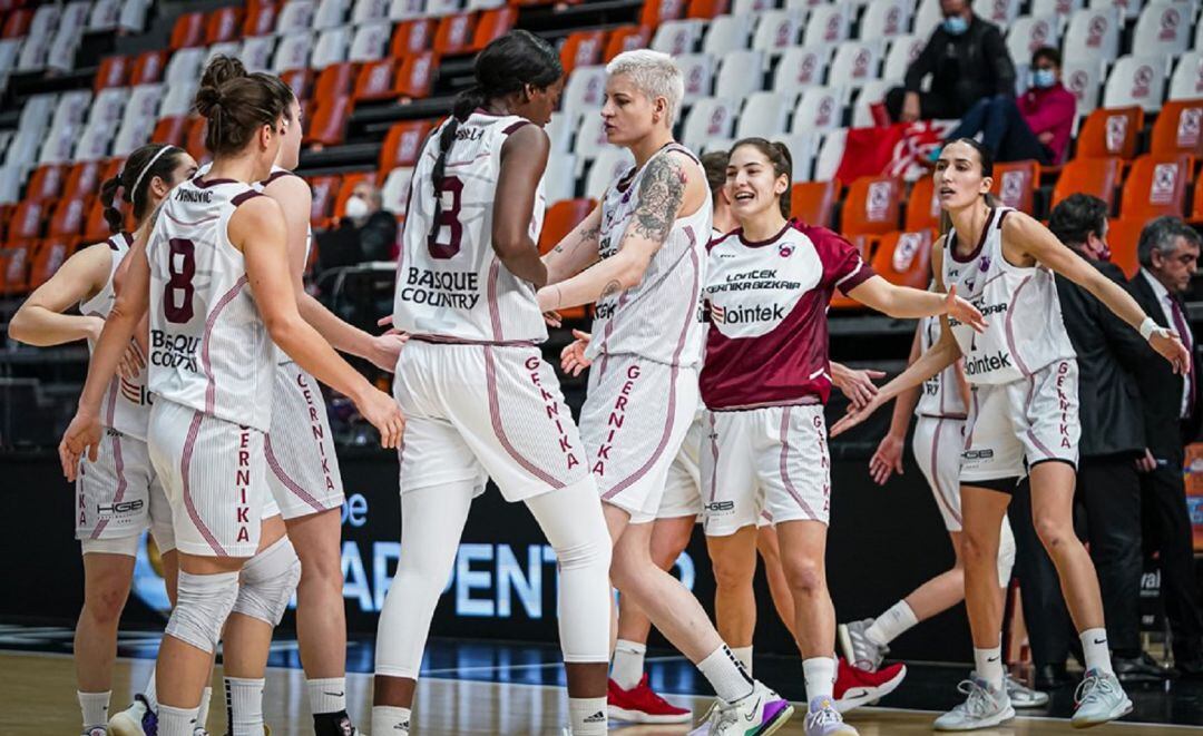 Las jugadoras de Lointek Gernika, durante el partido ante La Roche