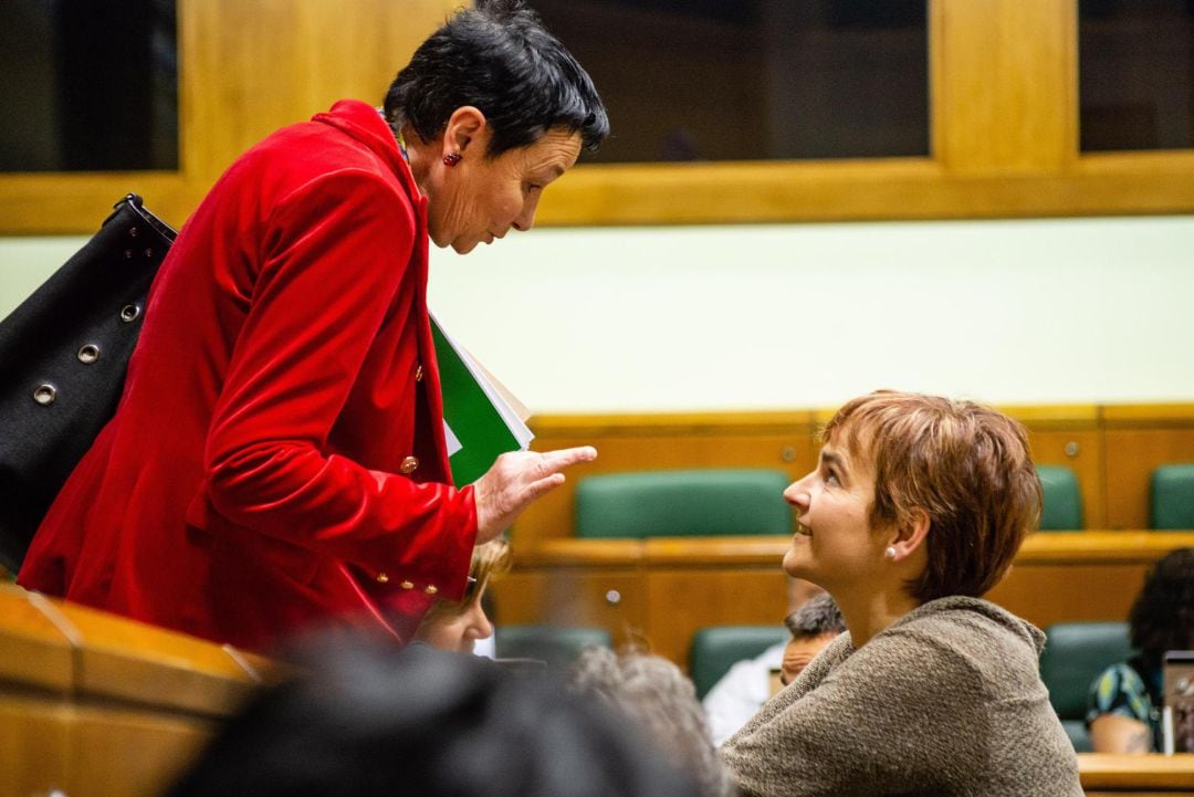 Las parlamentarias de EH BILDU Jone Goirizelaia (i) y RebeKa Ubera, en el inicio del pleno ordinario celebrado este jueves en Vitoria que debate, entre otras cuestiones, varias iniciativas, entre ellas, una proposición de ley de creación de un fondo de compensación para las víctimas del amianto que defenderá en el Congreso y otra sobre medidas urgentes para el impulso del pequeño comercio.