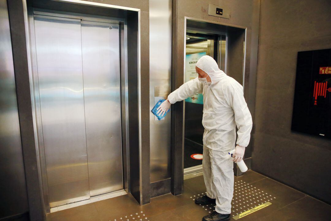 Al compartir ascensor, una persona infectada (ya sea sintomática o asintomática) puede infectar a otra por pequeñas gotas si no se puede mantener la distancia de seguridad.