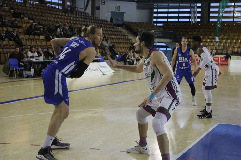 Octava victoria del CLub Ourense Baloncesto, en la cancha del Araberri por 90 a97