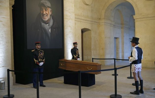 Un hombre, vestido como Jean-Paul Belmondo en &#039;El Estafador&#039;, despide al actor.