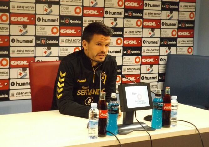 Errasti durante un momento de su comparecencia este mediodía.