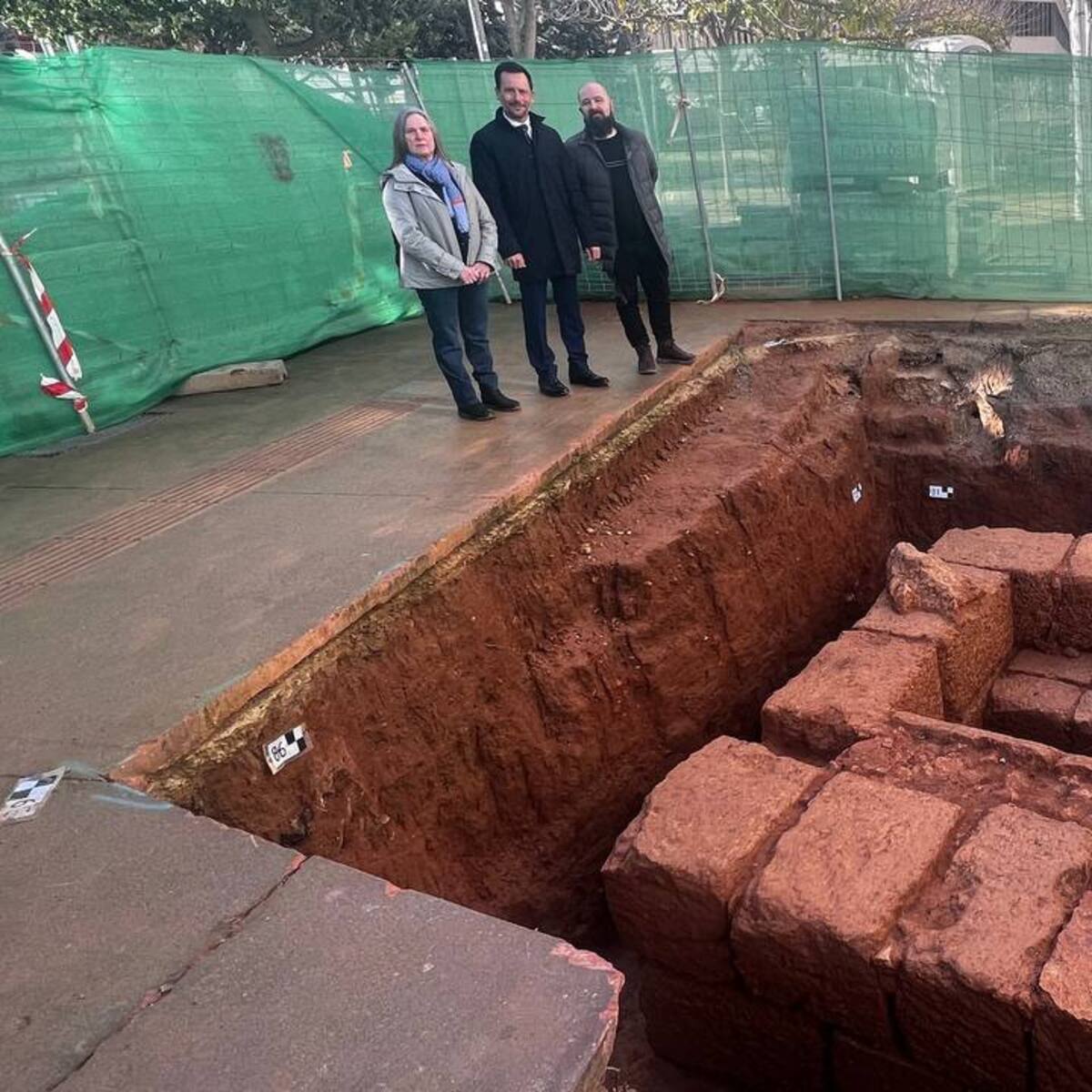 Comienza la extracción de los restos del mausoleo romano de Isidor Macabich, que quedarán museizados en el Parque de la Paz