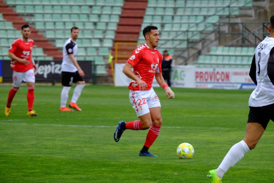 Álvaro Rodríguez controla un balón en el choque contra el Mérida