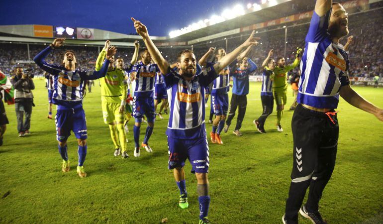 Los jugadores del Alavés celebran la victoria de su equipo frente al Numancia, que les supone el ascenso a la Primera División.