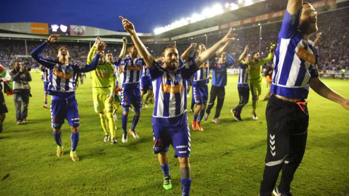 El Deportivo Alavés gana al Numancia y regresa a Primera diez temporadas después (2-0)