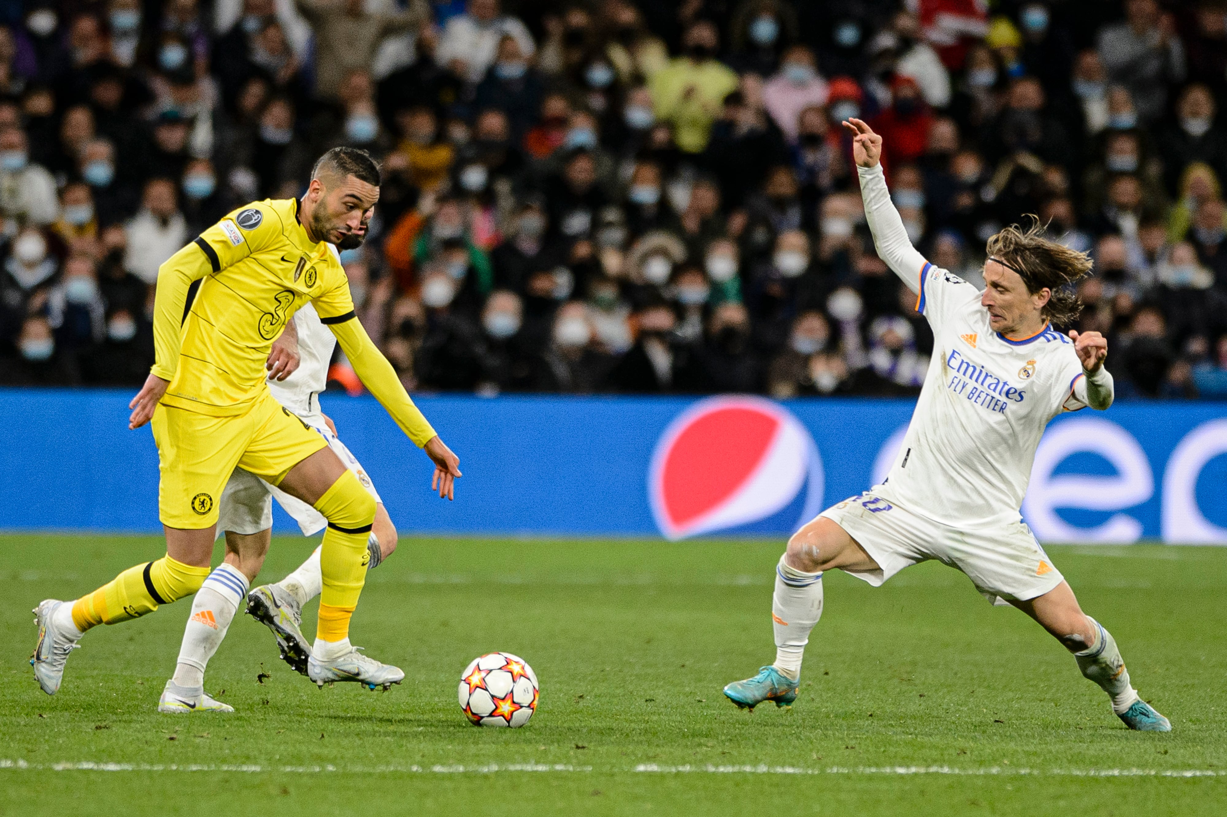 Ziyech y Modric disputan un balón en el Real Madrid - Chelsea de 2022.