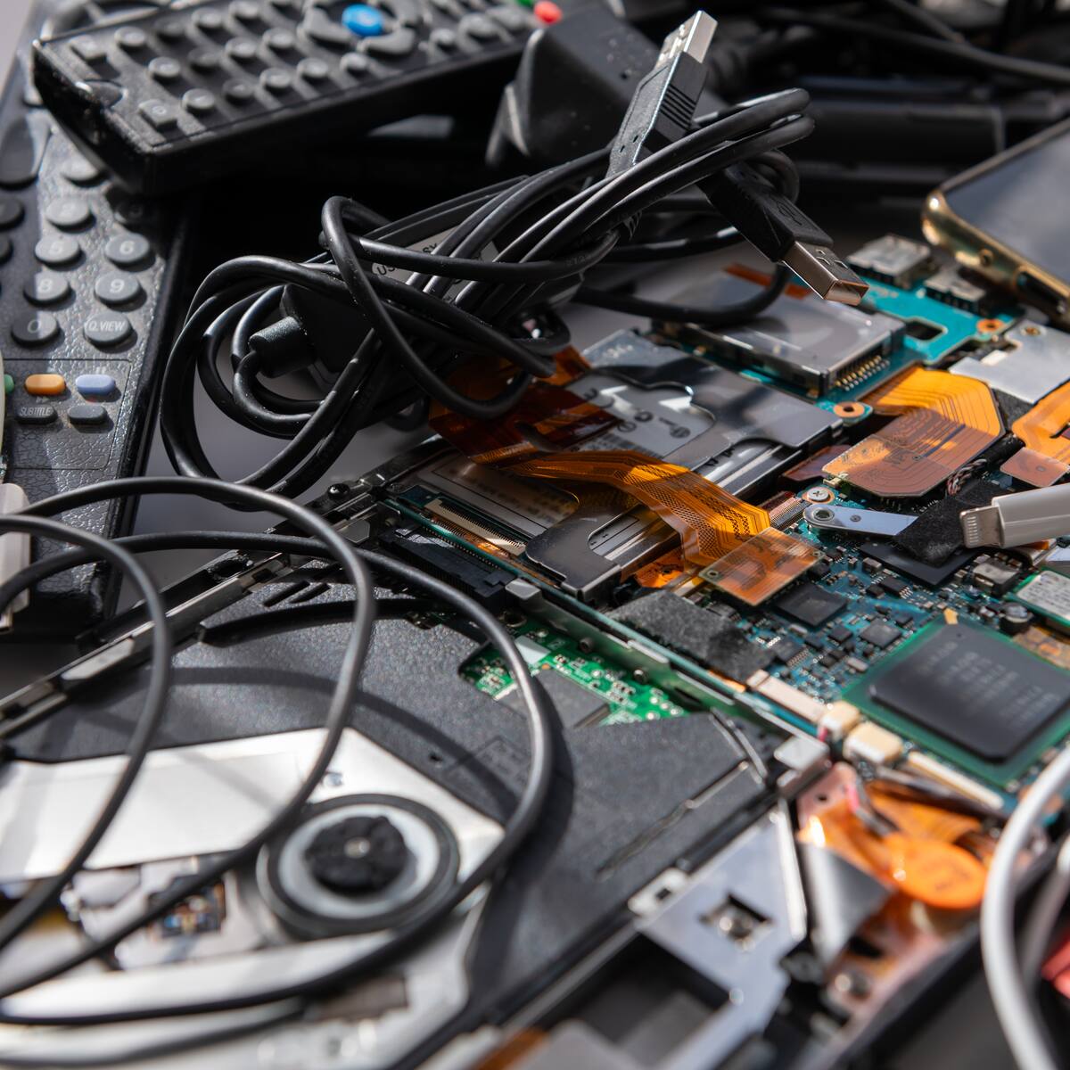 Vapers, LEDs y cables a raudales: cómo hacer frente a la basura electrónica "invisible" y acabar con el "efecto tesoro"