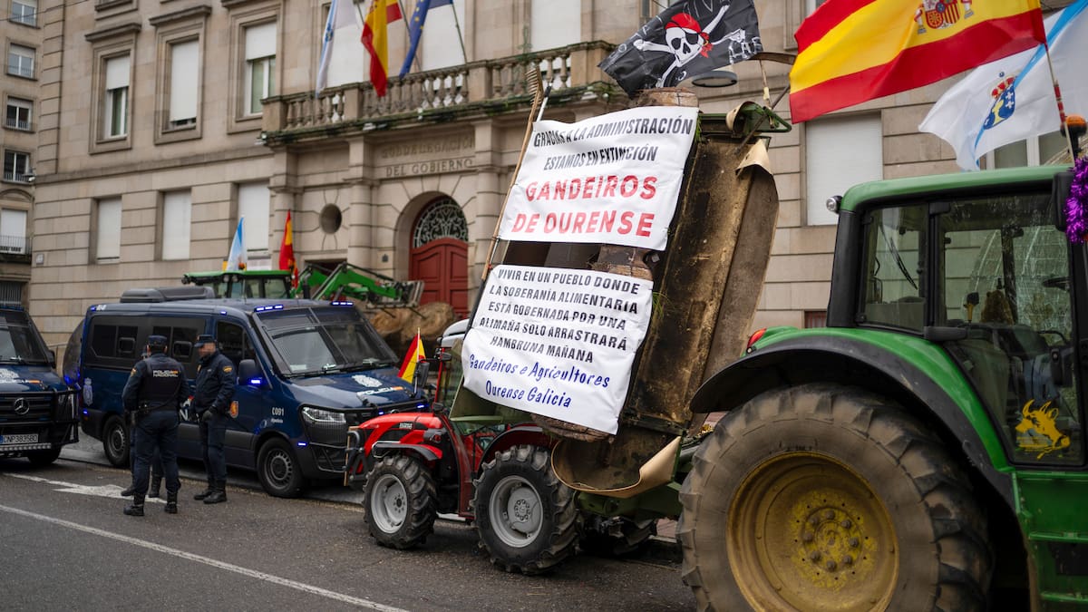 Unos 80 tractores cortan la N-120 en Ourense