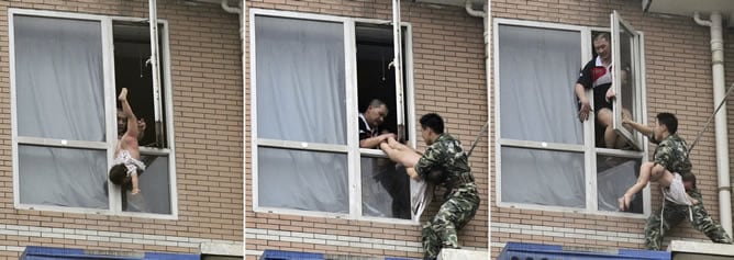 Secuencia del rescate de una niña que un hombre intentaba tirar por la ventana en China