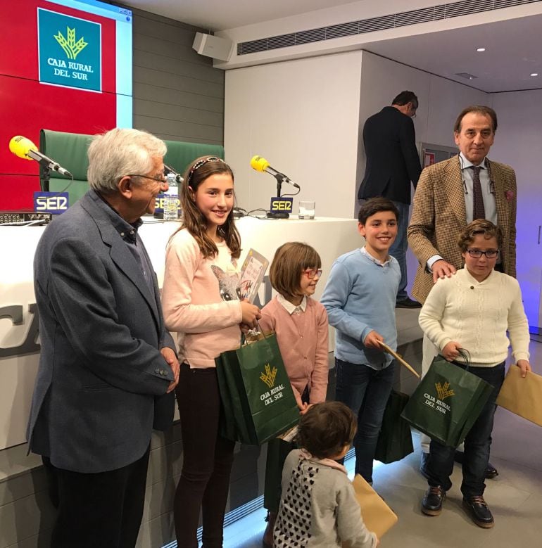 De izquierda a derecha, Antonio Rodríguez Almodóvar, presidente del jurado; Raquel Torezano, Noa Herrera, Juan Eduardo Molina y Manuel Jesús Geniz, los niños ganadores del Concurso palabras para la Navidad; y Manuel Ruiz Rojas, de la Fundación Caja Rural 