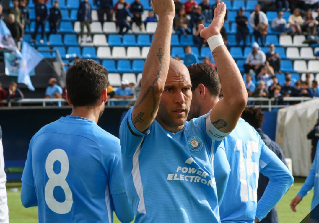 Verdú saludando a los aficionados en un partido de esta temporada