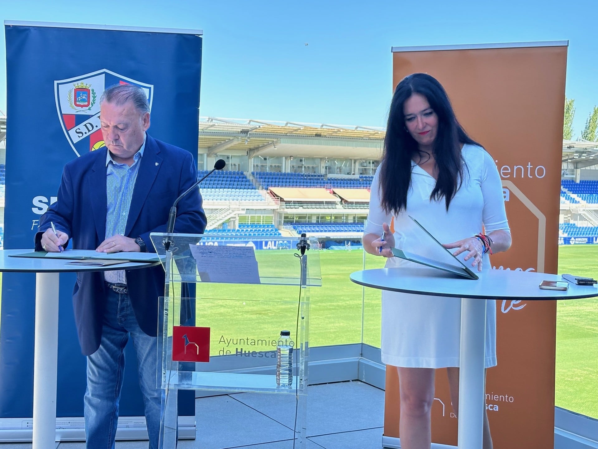 Agustín Lasaosa, presidente de la SD Huesca, y Lorena Orduna, alcaldesa de Huesca