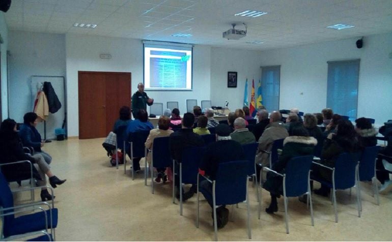 Las charlas inciden en cómo tomar ciertas precauciones en nuestro día a día