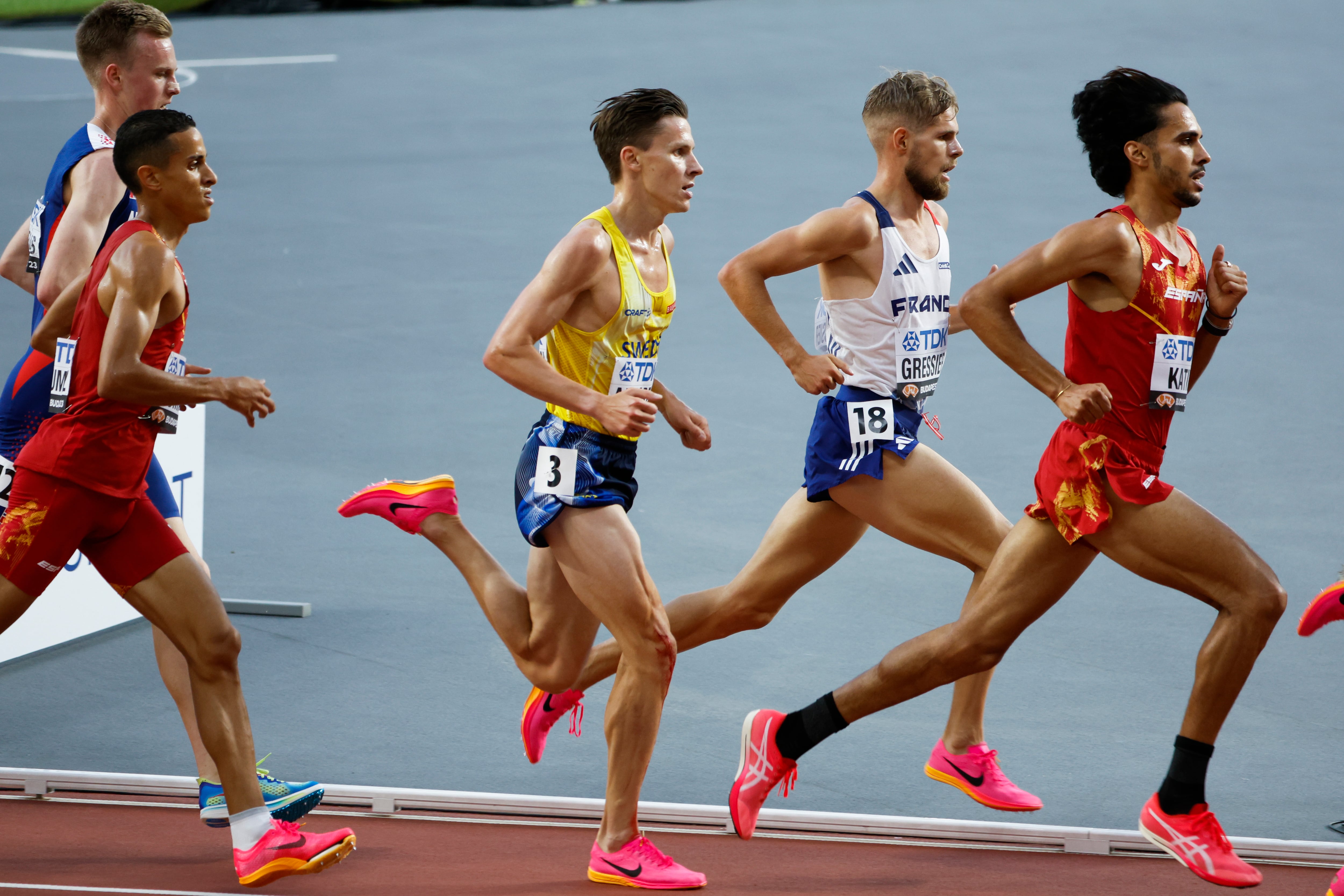 BUDAPEST, 24/08/2023.- Los atletas españoles Mohamed Katir (d) y Ouassim Oumaiz (2i) compiten en la primera semifinal de 5000 metros durante los Mundiales de atletismo que se disputan en Budapest. EFE/ Javier Etxezarreta
