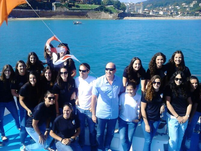 Foto de familia de la plantilla del Bera Bera 2014-15 en el catamarán Ciudad de San Sebastián