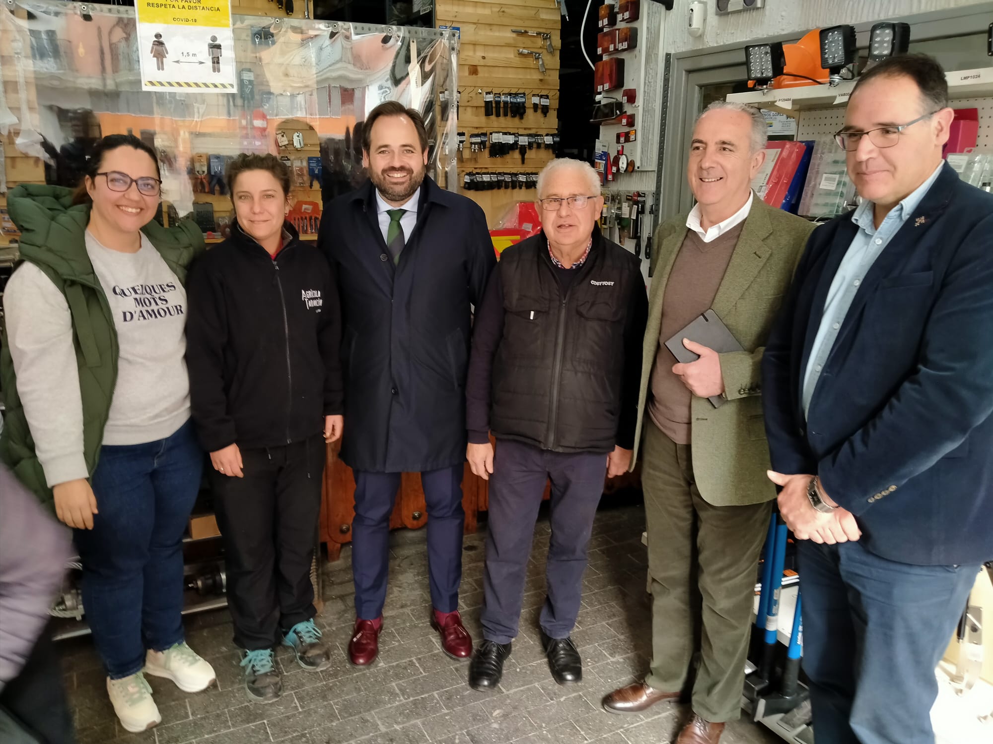 Paco Núñez (centro) durante su visita a una de las empresas de Tarancón, acompañado por Elena Clemente (i), Miguel Angel Igualada y Benjamín Prieto (d)