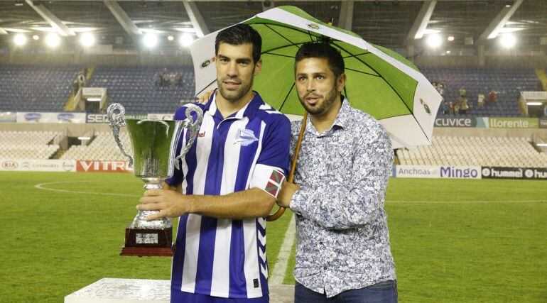 El capitán Manu García recibe el Trofeo Manolo Preciado.