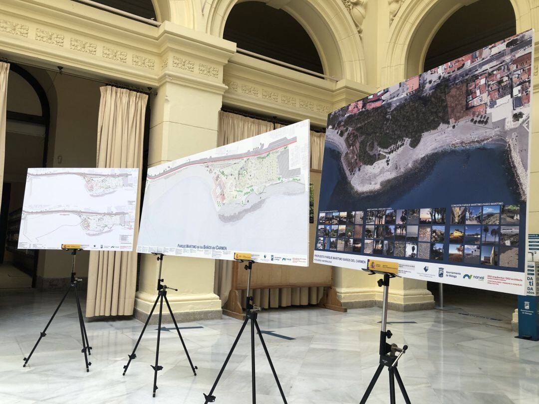 Paneles con la imagen del proyecto de los Baños del Carmen anunciado en el Patio de Banderas del ayuntamiento de Málaga