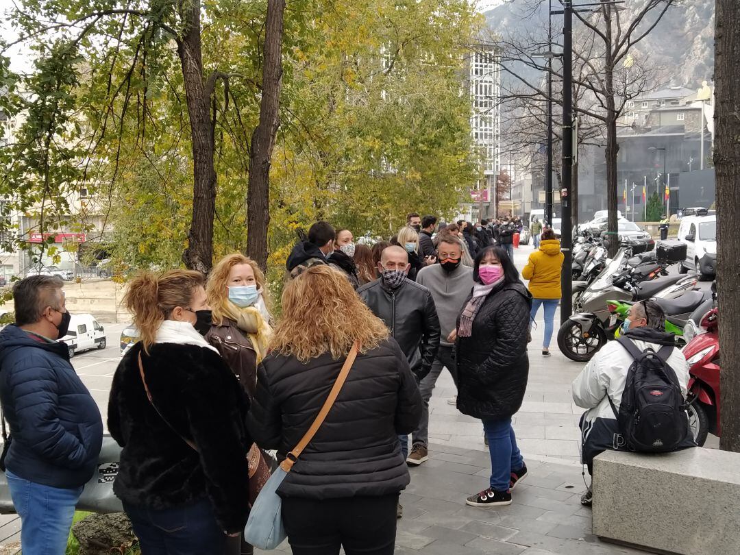 Un centenar de propietaris de bars i restaurants han protagonitzat una concentració davant Govern per exigir la reobertura dels establiments.