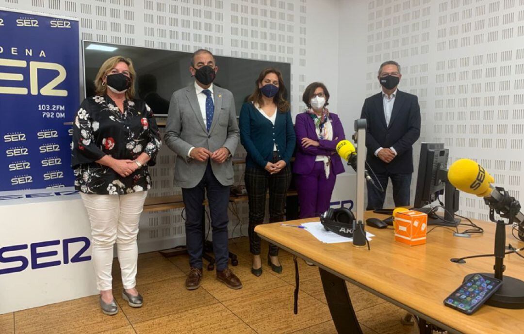 Carmen Gallardo, vicerrectora de Estudiantes; Miguel Ángel Castro, rector de la US; Cristina Yanes, vicerrectora de Ordenación Académica y Ana López, vicerrectora de Servicios Sociales, Campus Saludable, Igualdad y Cooperación junto a Salomón Hachuel