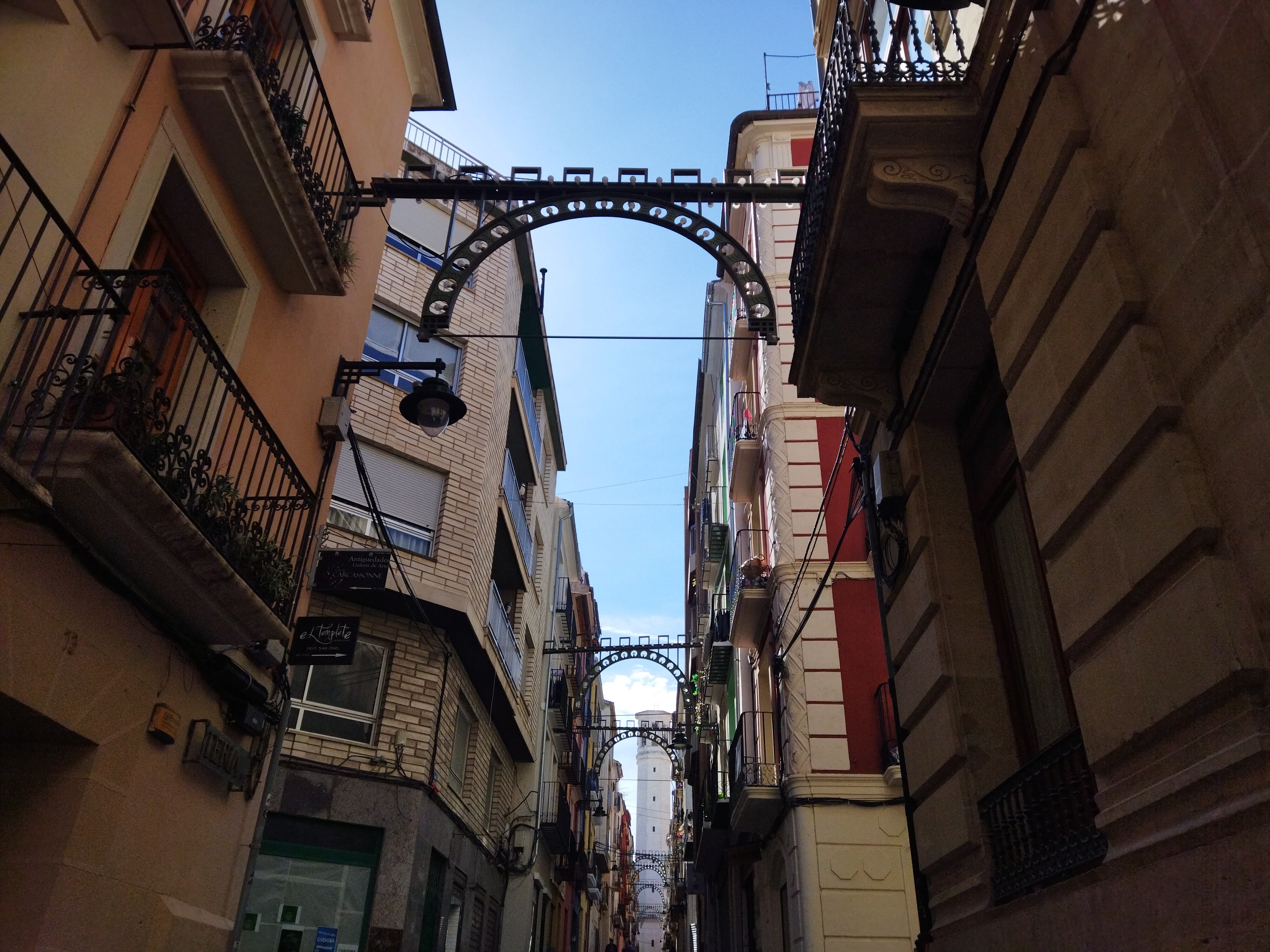 La enramada de las Fiestas de Moros y Cristianos de Alcoy ya está colocada en la calle Sant Francesc.