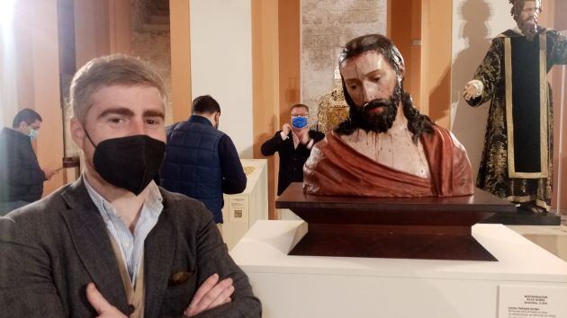 El restaurador Carlos Peñuela, junto al Ecce Homo &quot;hermano&quot; del Señor de la Salud y Buen Viaje de San Esteban