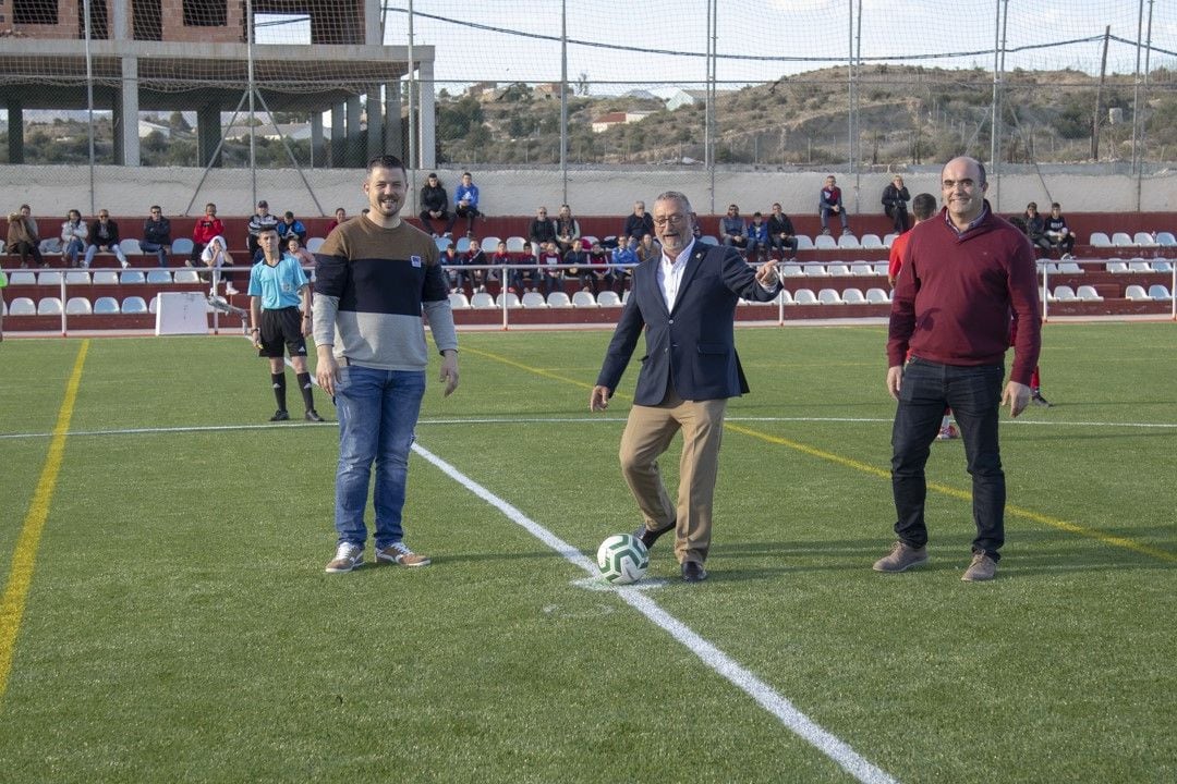 El alcalde de Albox, Francisco Torrecillas, hace el saque de honor.