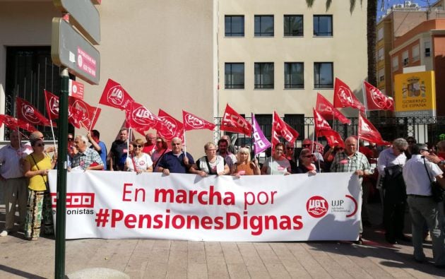 UGT y CCOO se han concentrado a las puertas de la Delegación del Gobierno.