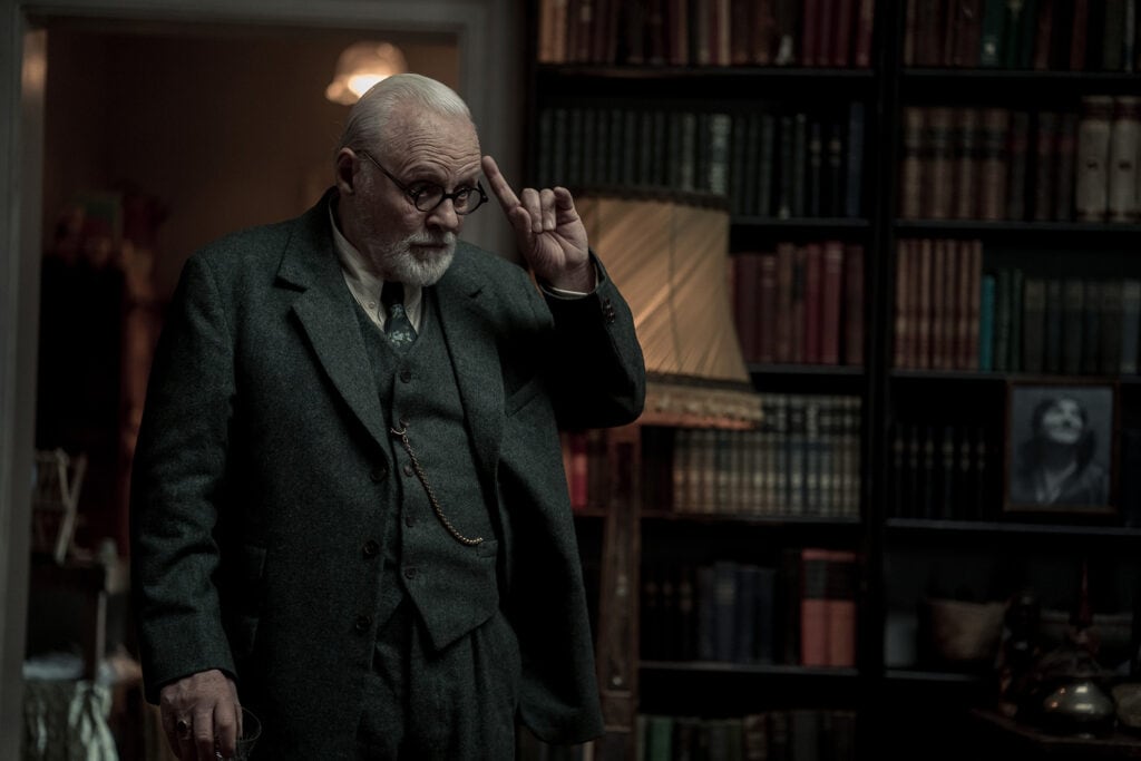 Anthony Hopkins interpretando a Sigmund Freud en la película La última sesión de Freud.