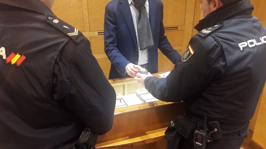 Entrega del reloj sustraído