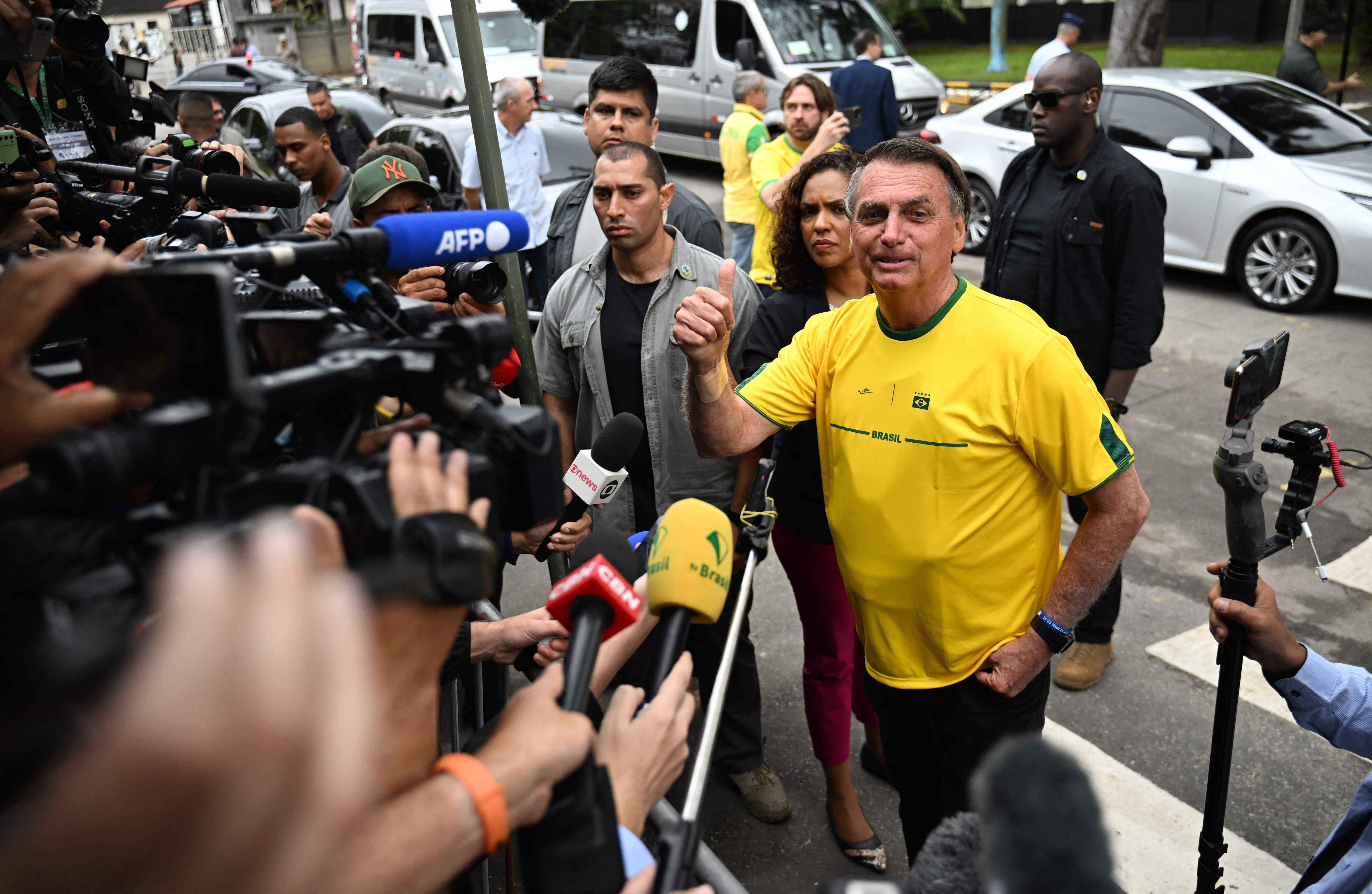 El presidente, Jair Bolsonaro, a su entrada en el colegio electoral