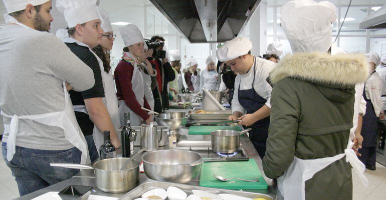 Estudiantes extranjeros de la Universidad de Jaén durante el workshop en el que han cocinado con aceite de oliva virgen extra.