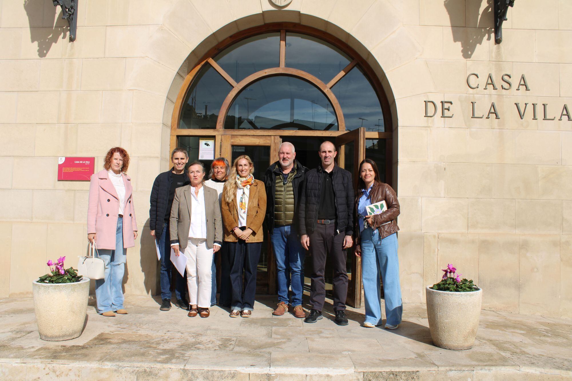 La alcaldesa Sandra González, el presidente del consejo escolar Arcadi Calderó, la presidenta de la Asociación de Empresarios Pilar Casado y el director de AMES Miguel Ángel Artigas, durante la firma del acuerdo en el Ayuntamiento de Tamarite de Litera.