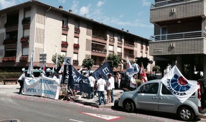 Concentración del sindicato ERNE frente a la comisaría de la Ertzaintza de Zarautz