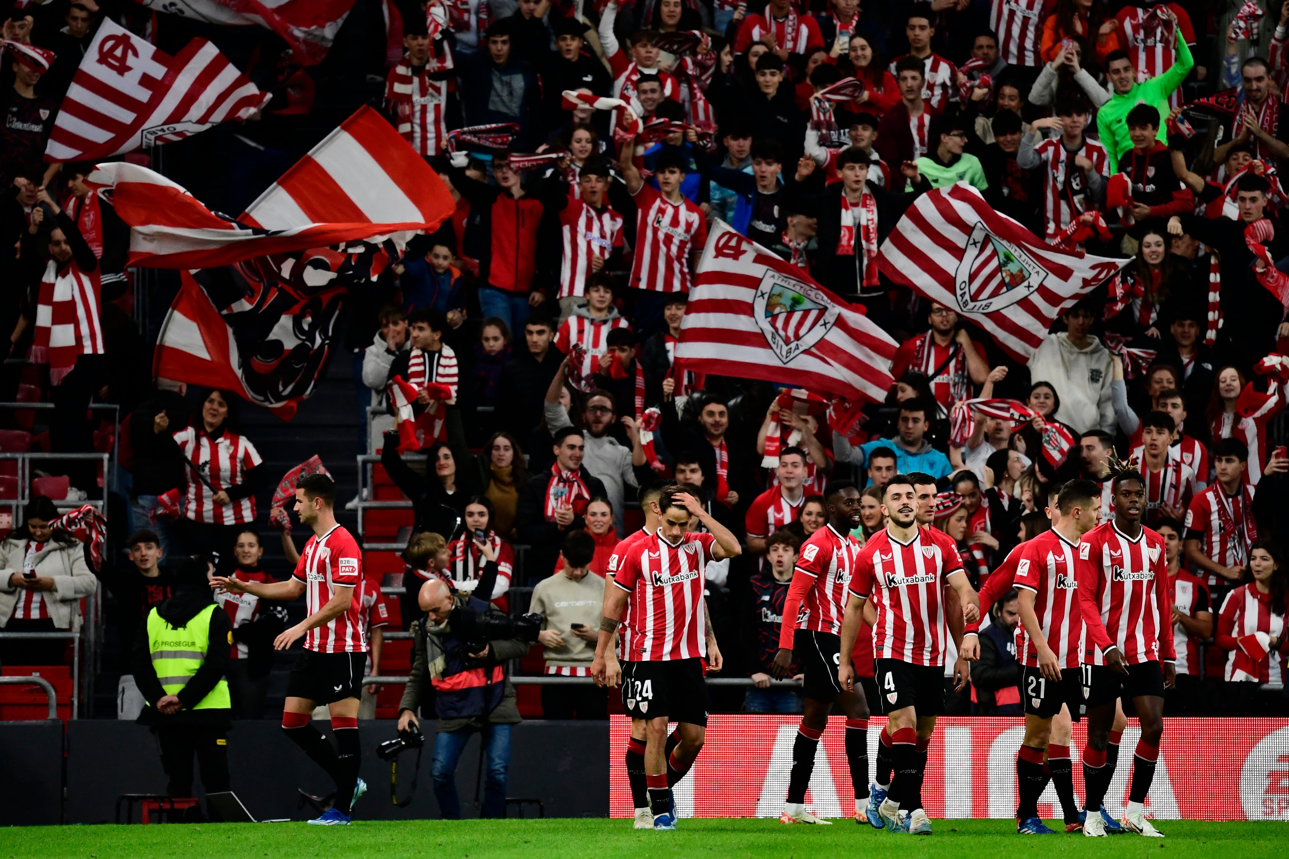 Los jugadores del Athletic de Bilbao celebran el tanto de Guruzeta ante el Atleti.