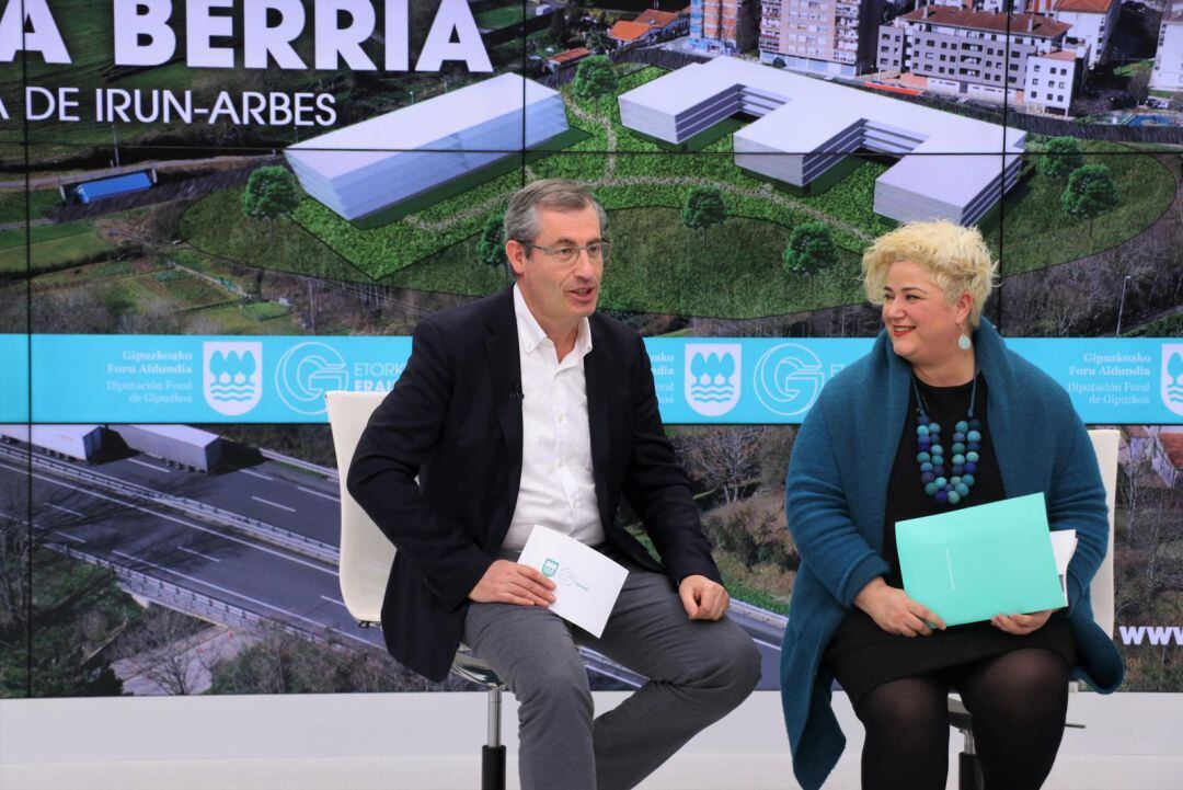 Markel Olano y Maite Peña, anunciando el procedimiento para contratar las obras del nuevo centro residencial de Arbes. 