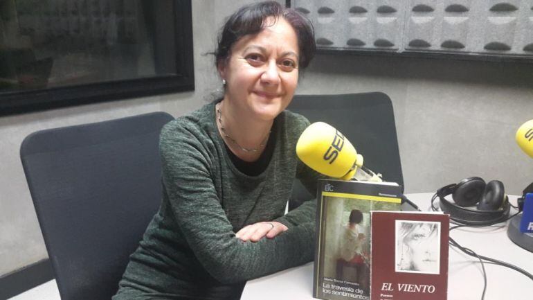 Maite Lorenzo posa con algunos libros de María Teresa Cervantes 