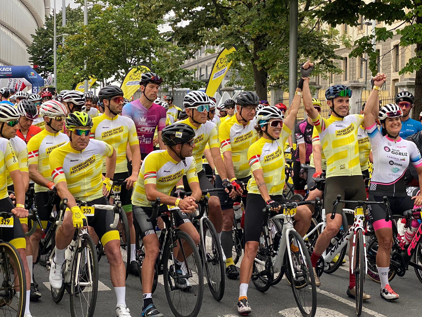 Momento de la sálida de L’Étape Bilbao By Tour de France con Virginia Berasategi, Samuel Sánchez y Ziortza Villa, como protagonistas