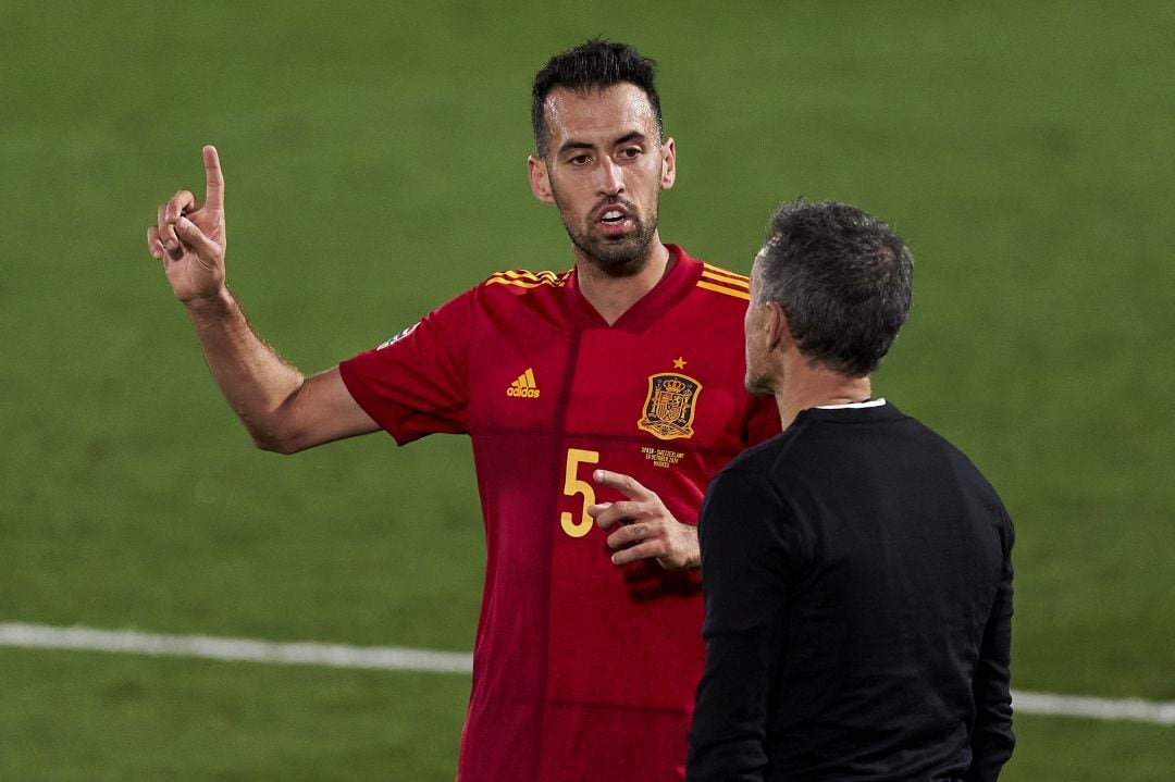 Busquets y Luis Enrique, dialogando durante un partido de la selección española