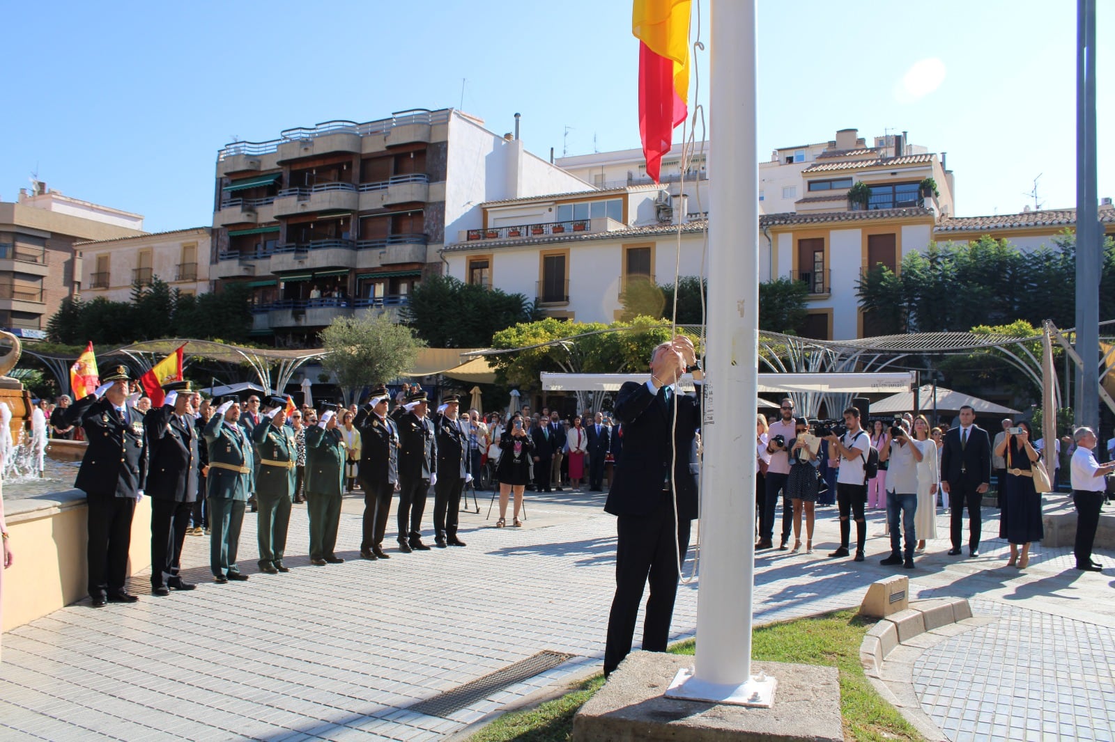 Izado de la Bandera de España en la Plaza Colón