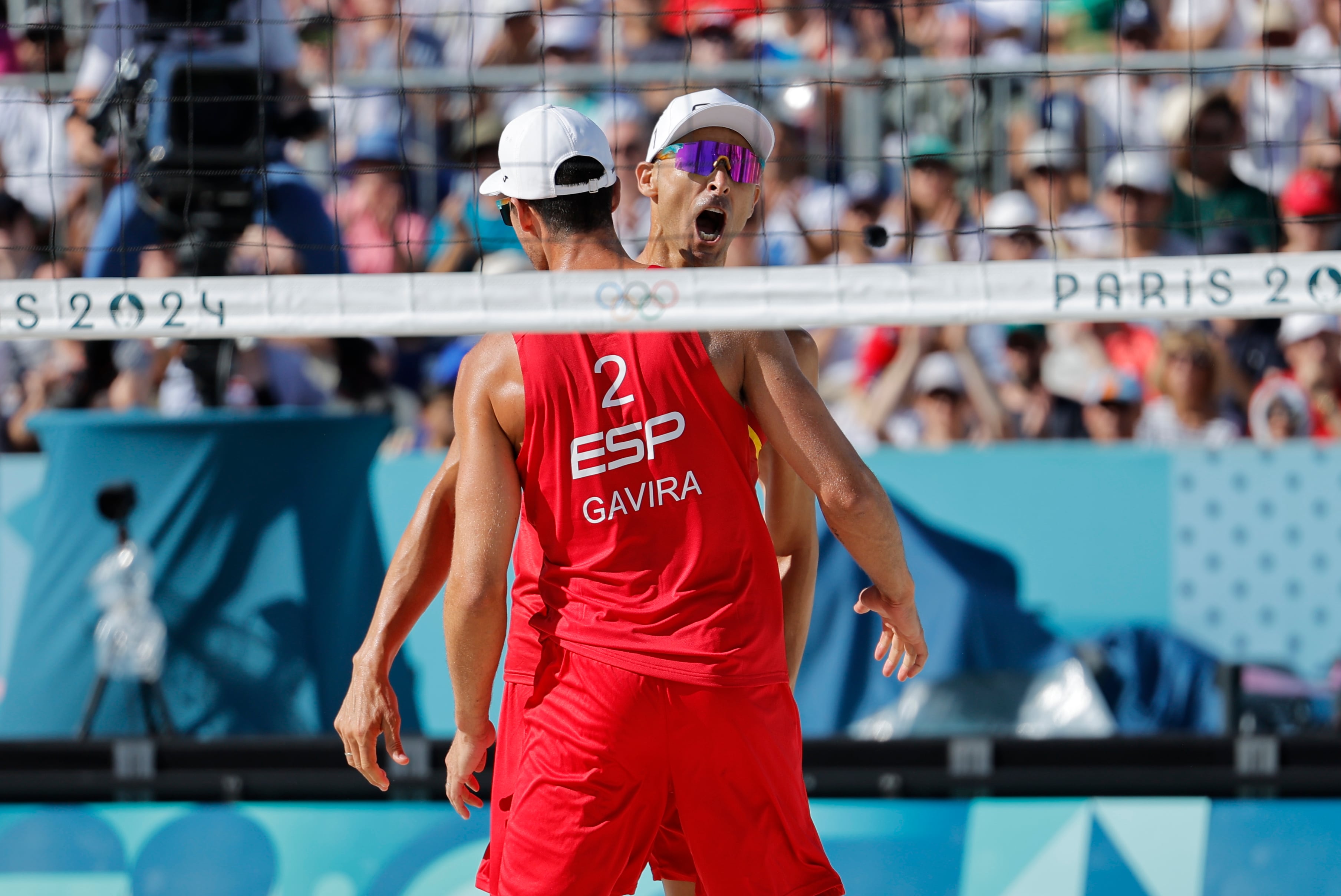 PARÍS, 05/08/2024.- Los españoles Adrián Gavira (i, de espaldas) y Pablo Herrera (d) durante el partido de octavos de final de voley playa masculino celebrado en el marco de los Juegos Olímpicos París 2024, este lunes, en la capital francesa. EFE/Lavandeira Jr
