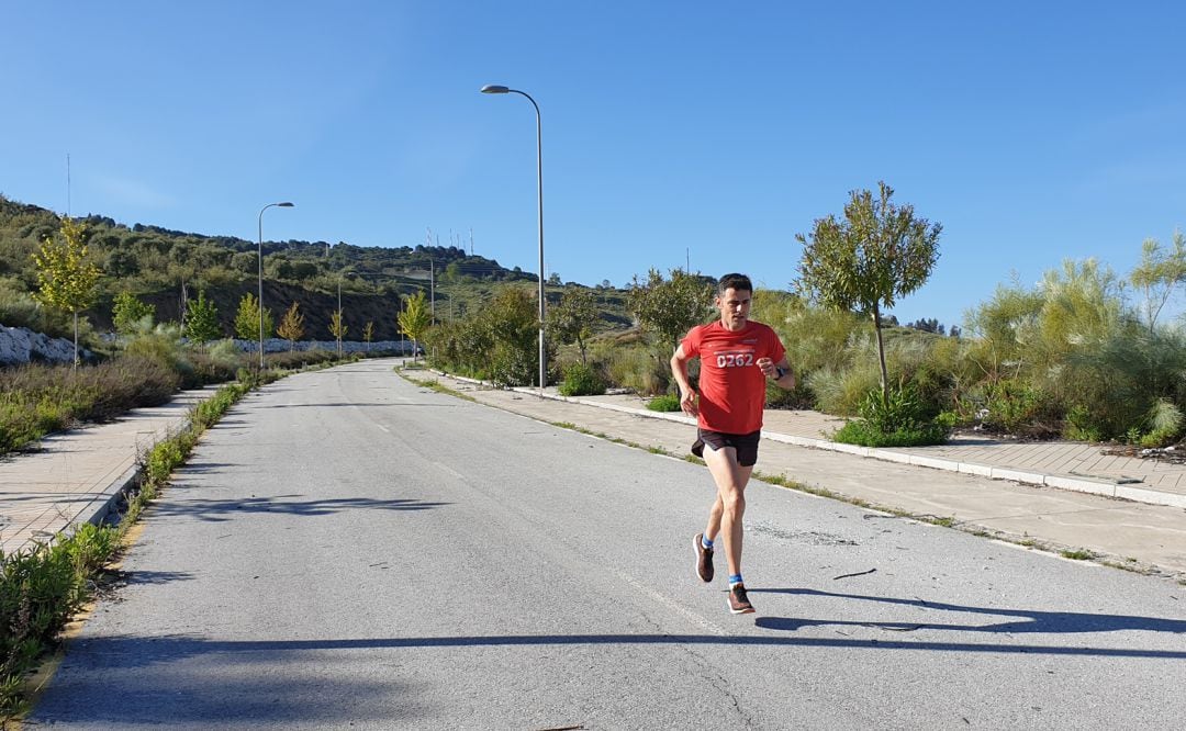 Un granadino hace deporte en la zona de Parque Nueva Granada a primera hora de la mañana del sábado, en el primer día autorizado de salidas en la desescalada del estado de alarma por la covid-19