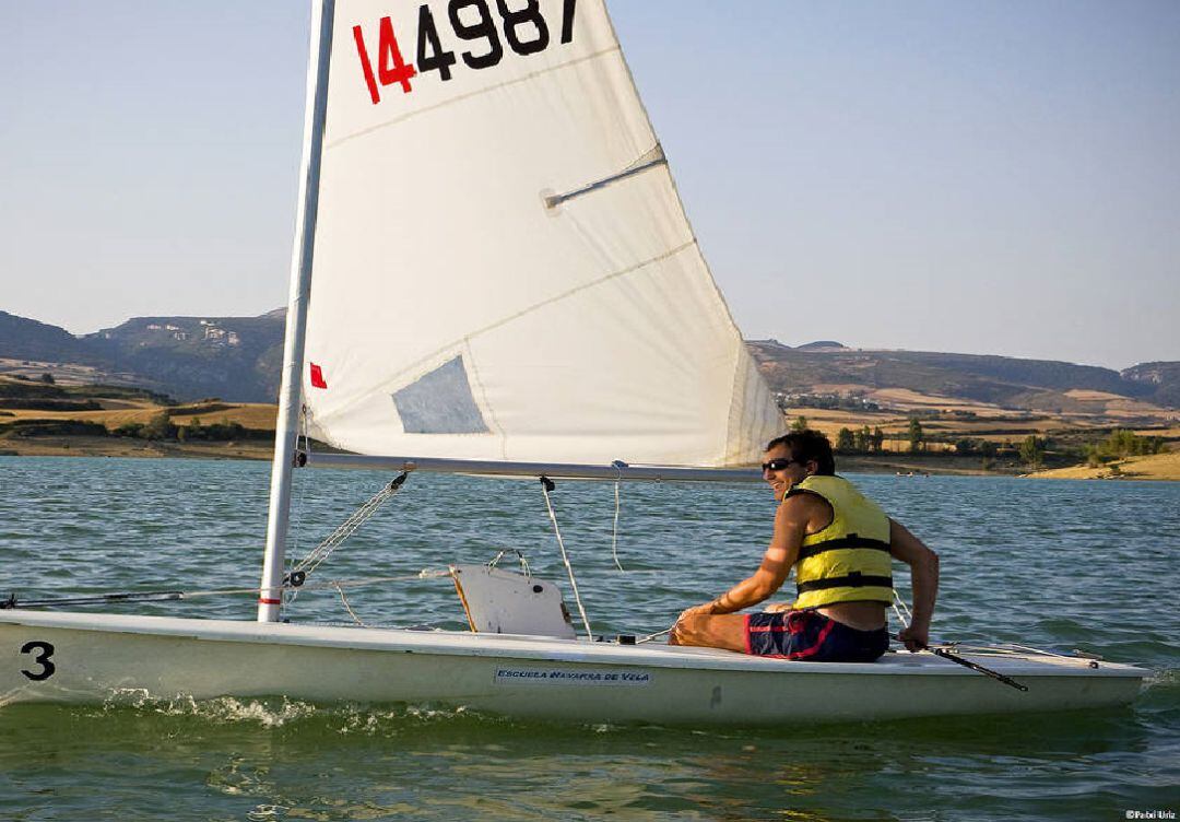 Vela en el embalse de Alloz en verano
