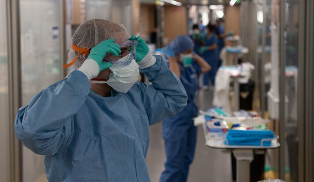 Un profesional sanitari antes de entrar en la UCI del Hospital Clìnic de Barcelona