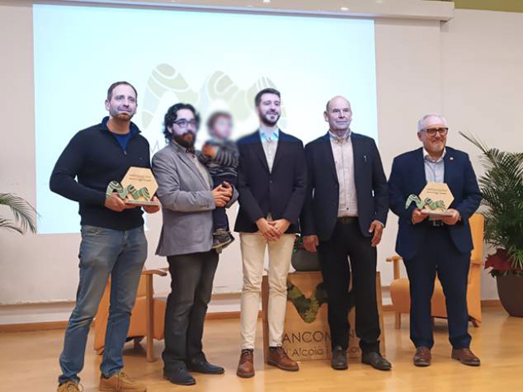 Los representantes de la empresa Frog Plastics; Jordi Pla, alcalde de Cocentaina; Blas Calbo, presidente de la Mancomunitat de l&#039;Alcoià i el Comtat i Pau Bernabeu, director del campus d&#039;Alcoi de la UPV, que recogió el premio en nombre de Cosmin Iunesco, tras la gala celebrada en Cocentaina.