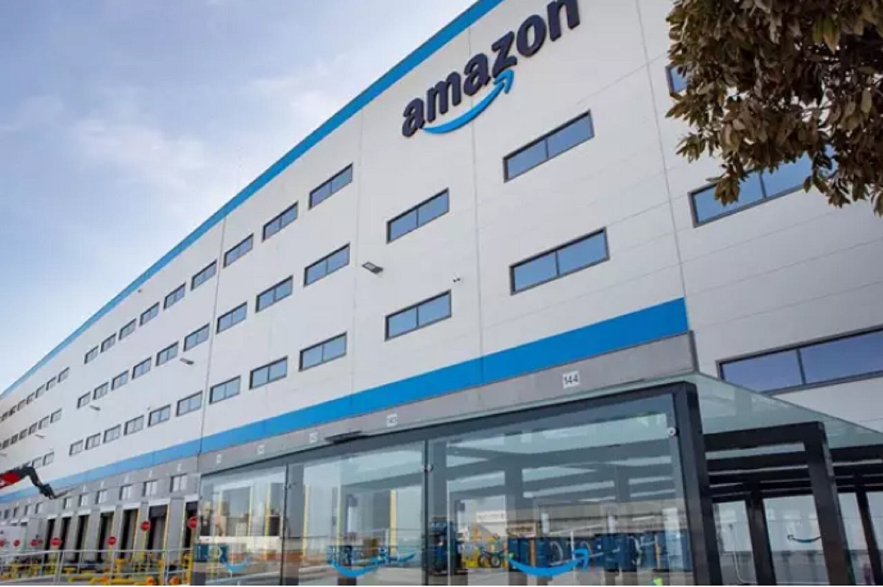 Fachada del nuevo centro logístico de Amazon en Dos Hermanas
