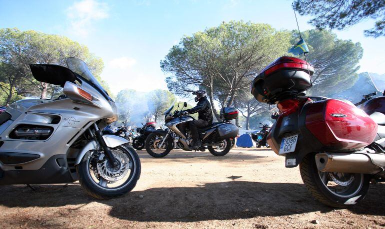 Motos aparcadas en la acampada de Motauros. Foto de archivo